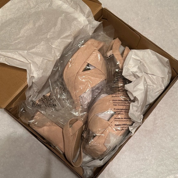 Tina Crossover Platform Sandal - Picture 9 of 9